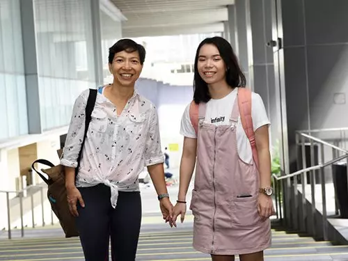 母女一起修讀護理系 盼一起當護士