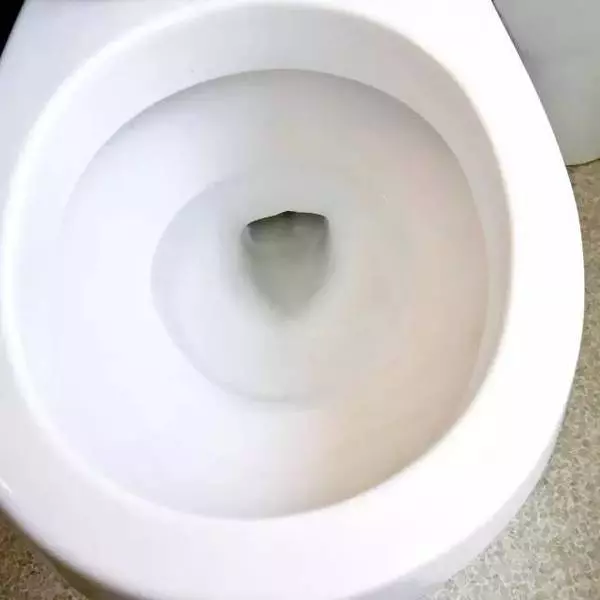 她把「可樂」倒進洗衣機裡,別人以為她瘋了,結果嚇一大跳!沒想到還有這樣的妙用!太實用了