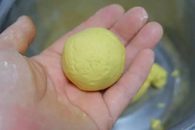 不用發酵不用揉面,這款小點心黏糯可口、甜而不膩,做法超簡單!