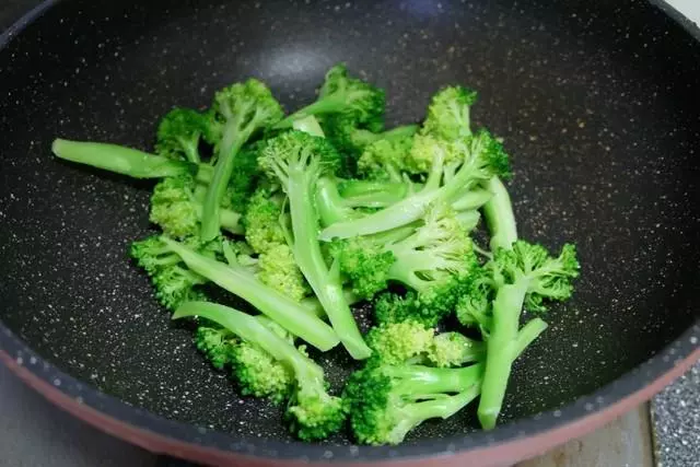 它營養健康又不貴,好吃又好做,簡單炒炒一分鐘就能上桌!