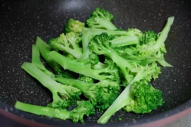它營養健康又不貴,好吃又好做,簡單炒炒一分鐘就能上桌!
