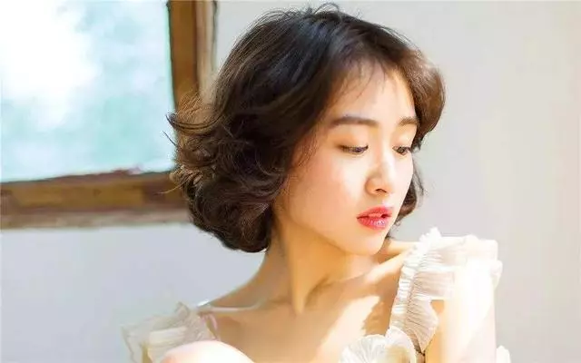 離婚6年後,開著豪車去找前妻炫耀,女兒說:媽媽已經走了6年了