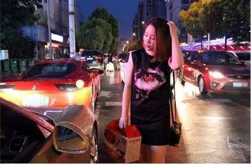 離婚6年後,開著豪車去找前妻炫耀,女兒說:媽媽已經走了6年了