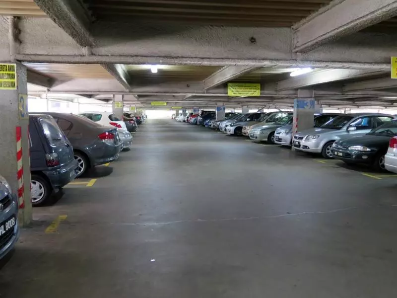 停車時應該車頭進或車尾進?看完這個你就明白了!