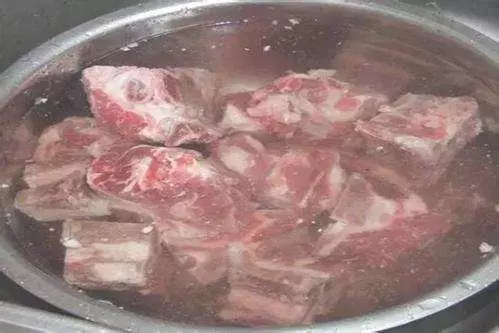 從冰箱拿出來的凍肉別再用水泡了,教你一招,3分鐘快速解凍