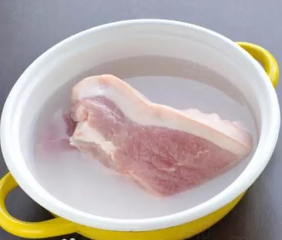 從冰箱拿出來的凍肉別再用水泡了,教你一招,3分鐘快速解凍