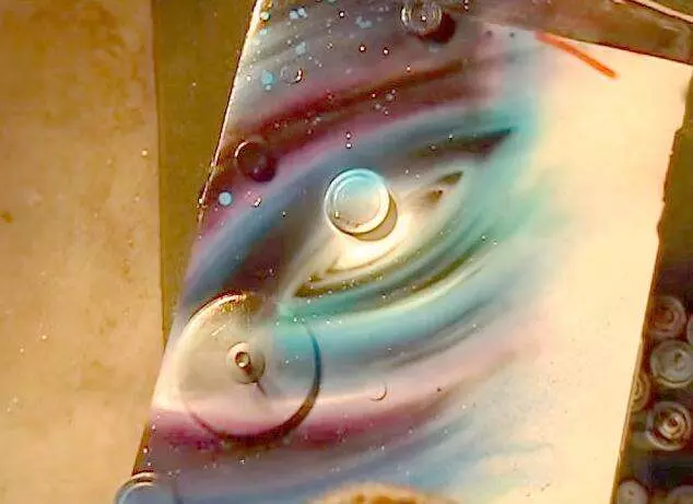 獨闢蹊徑用火焰和噴漆作畫 最後完成奇幻外星世界美翻了