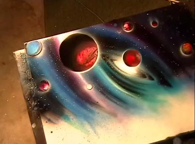 獨闢蹊徑用火焰和噴漆作畫 最後完成奇幻外星世界美翻了