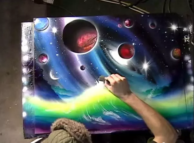獨闢蹊徑用火焰和噴漆作畫 最後完成奇幻外星世界美翻了