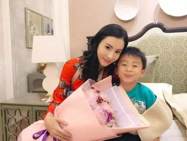 張柏芝素顏與兒子合照,凌晨四點為兒子準備開學,校服成功搶鏡!