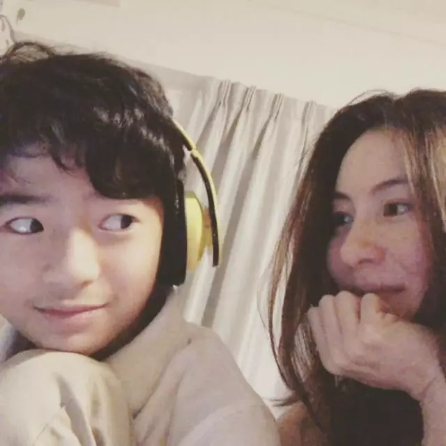 張柏芝素顏與兒子合照,凌晨四點為兒子準備開學,校服成功搶鏡!