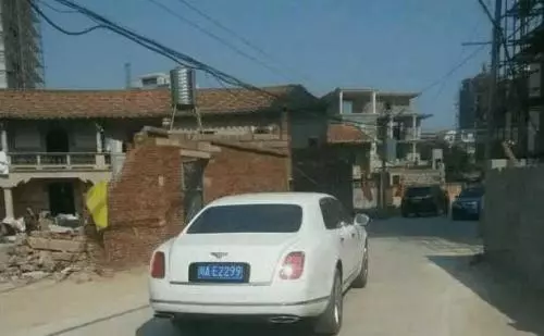 離婚五年後,我故意開豪車去前妻家炫耀,老人說:她死了五年了!