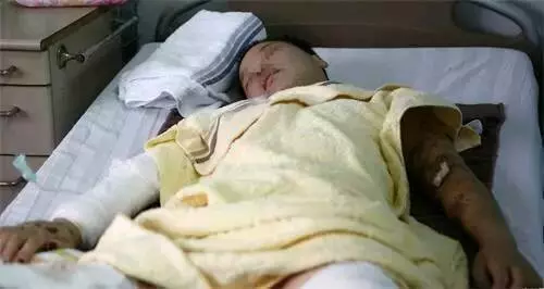 離婚五年後,我故意開豪車去前妻家炫耀,老人說:她死了五年了!