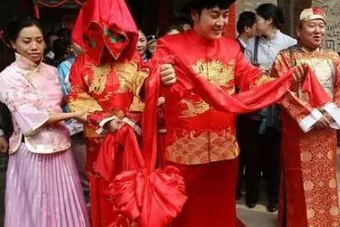 母親剛過世,父親娶後媽,婚禮上我送後媽一幢房,父親成全村笑話!