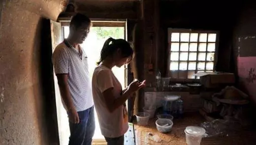老人去世前將金項鍊給了小媳婦,留給大媳婦一隻老狗,小媳婦最後傻了!