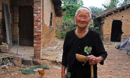老人去世前將金項鍊給了小媳婦,留給大媳婦一隻老狗,小媳婦最後傻了!