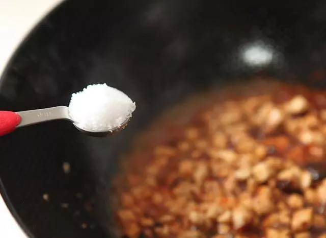 宮保雞丁太油膩怎麼辦,退休老廚師這樣做,比大酒店的都好吃