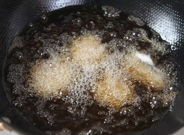 做糖醋帶魚小秘方,炸魚的時候這樣做,一點都不會碎,太香了!