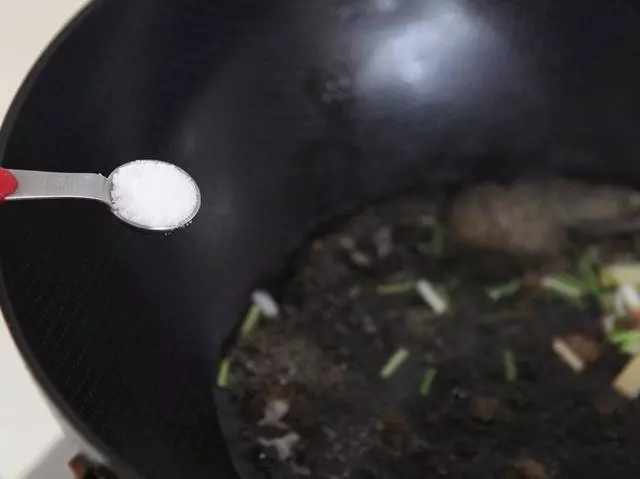 做糖醋帶魚小秘方,炸魚的時候這樣做,一點都不會碎,太香了!