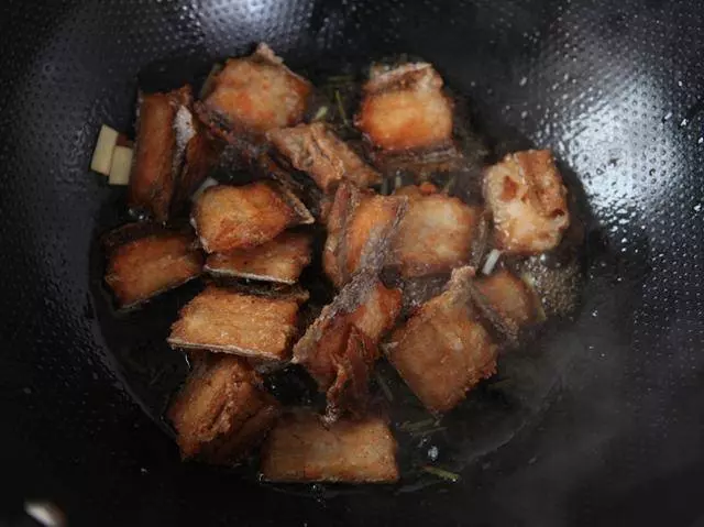 做糖醋帶魚小秘方,炸魚的時候這樣做,一點都不會碎,太香了!