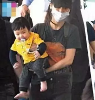 黃曉明Baby兒子「小海綿」公園學走路,跌跌撞撞萌翻了!網友偷拍側面「像Baby」!
