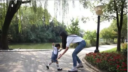 黃曉明Baby兒子「小海綿」公園學走路,跌跌撞撞萌翻了!網友偷拍側面「像Baby」!