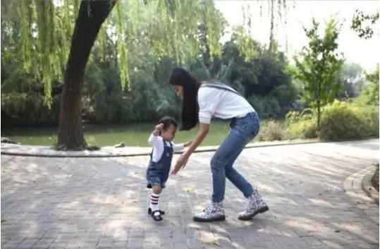 黃曉明Baby兒子「小海綿」公園學走路,跌跌撞撞萌翻了!網友偷拍側面「像Baby」!