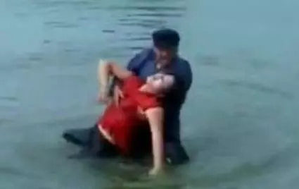 六旬老人跳水救下輕生女子,將其拖上岸後,卻遭到女子家人暴打!