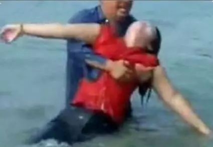 六旬老人跳水救下輕生女子,將其拖上岸後,卻遭到女子家人暴打!