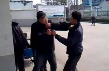 六旬老人跳水救下輕生女子,將其拖上岸後,卻遭到女子家人暴打!