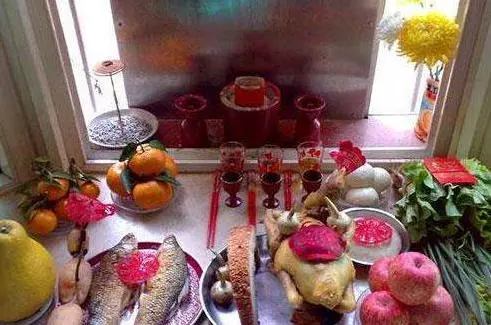 新竹一名60歲男子與妻子掃墓回家後,因為肚子餓,順手拿起祭品來吃,沒想到竟因此噎死!