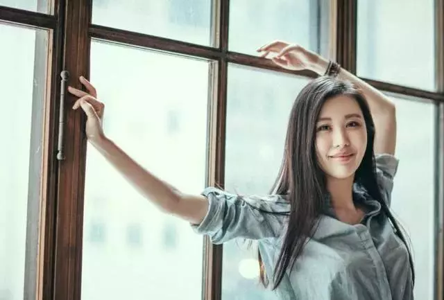婆婆去世我把公公接過來,無意瞟了一眼他手機,趁老公加班,我連夜把他趕走!
