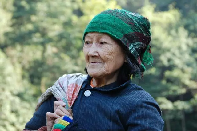 窮女婿遇上富兒媳,老人拿出一張欠條,半年後,女婿竟成為全村首富!