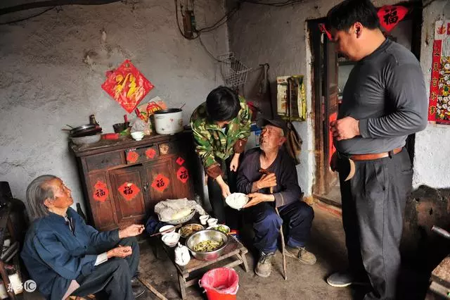 不孝兒找父親要錢,叔叔說:你照顧你媽一個月,我給你十萬