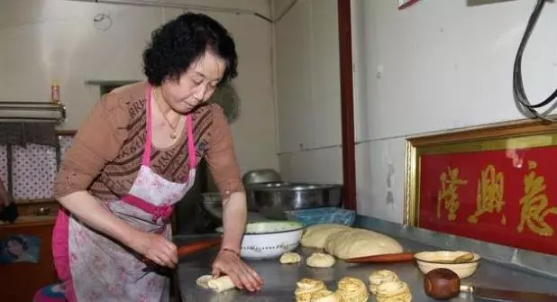 到丈母娘家吃飯,去了三個小時菜還未上桌,走進廚房我哭了