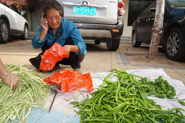 小車撞倒老婦,她一分錢不要,不料十天後,她刮花了同一輛小轎車