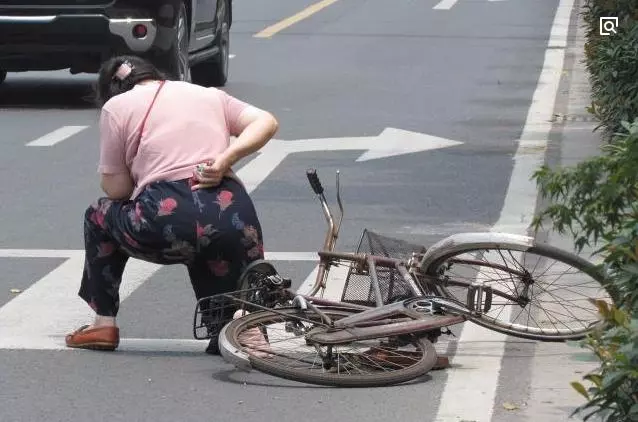 小車撞倒老婦,她一分錢不要,不料十天後,她刮花了同一輛小轎車