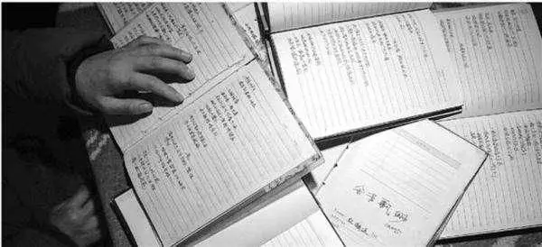 父親去世,女兒在葬禮上不停的打電話,放下電話後,眾人傻了眼