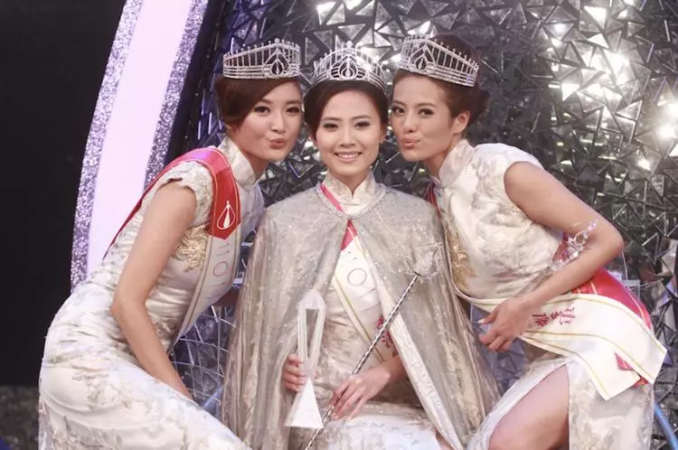 【村姑變女神!】TVB力捧花旦朱晨麗16歲「黑歷史水腫照」被翻出, 穿著還要是80年代村姑look!