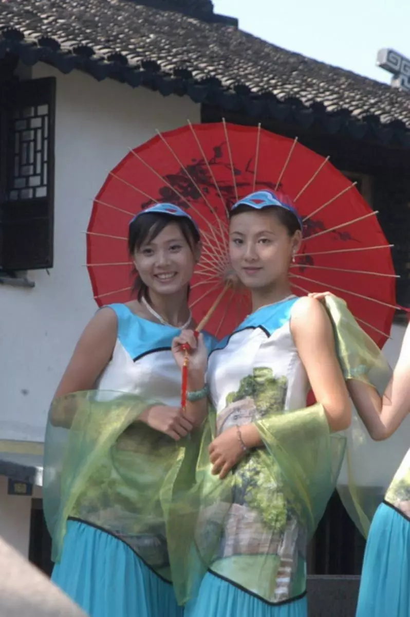 【村姑變女神!】TVB力捧花旦朱晨麗16歲「黑歷史水腫照」被翻出, 穿著還要是80年代村姑look!