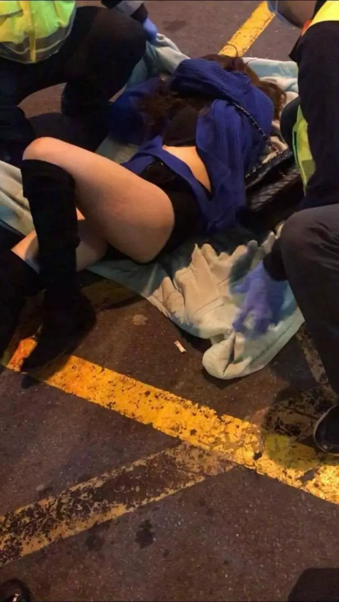 熱褲妹「衣服遭扒光」丟下車滿身爪痕血流不止警方「還原真相」網友痛罵:活該