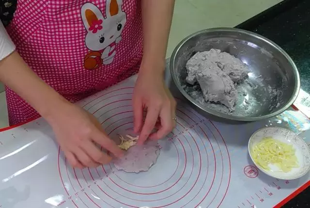 香酥芋泥卷,外皮酥脆,內芯香軟,簡單易學,快來試試吧!