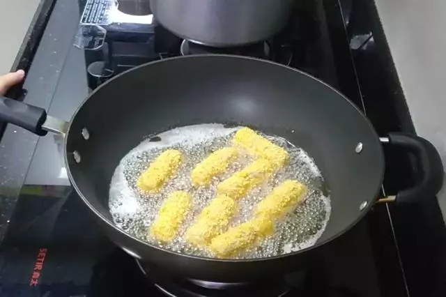 香酥芋泥卷,外皮酥脆,內芯香軟,簡單易學,快來試試吧!
