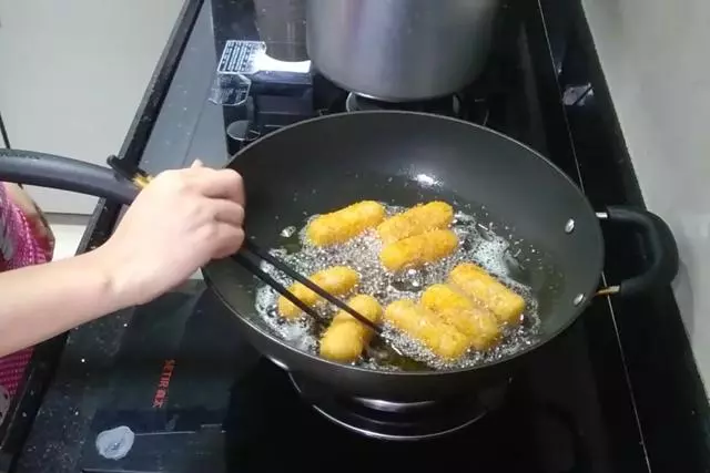 香酥芋泥卷,外皮酥脆,內芯香軟,簡單易學,快來試試吧!