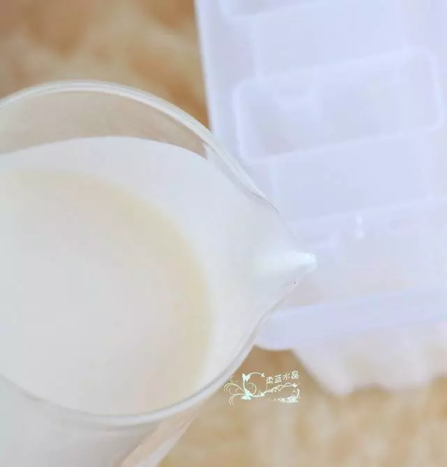我把果醬和酸奶換個造型放冰箱冷凍,老公和孩子搶著吃,清涼解暑真舒服!