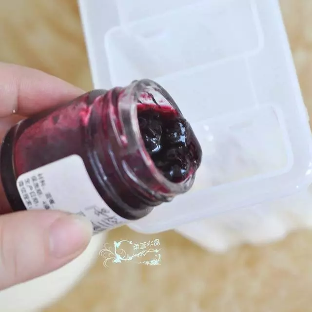 我把果醬和酸奶換個造型放冰箱冷凍,老公和孩子搶著吃,清涼解暑真舒服!
