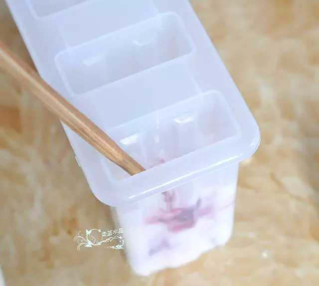 我把果醬和酸奶換個造型放冰箱冷凍,老公和孩子搶著吃,清涼解暑真舒服!