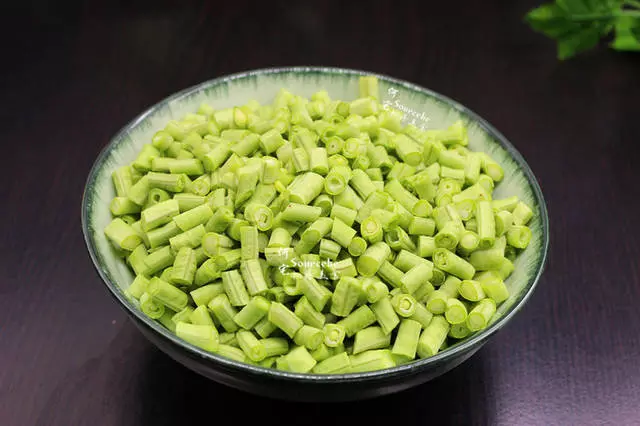 86歲的外婆腌制的酸豆角,放一年都不會壞,天然保鮮,酸辣脆爽,回味悠長