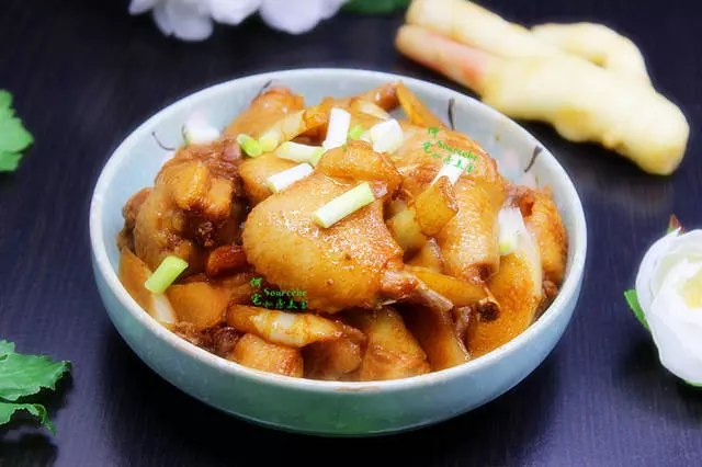 麻油仔姜雞,肉質細嫩卻有嚼勁,連骨頭都香飄四溢~