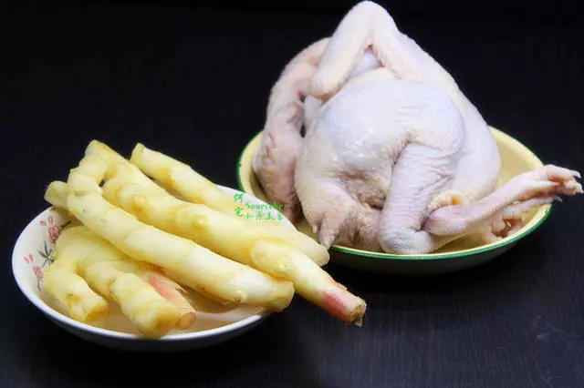 麻油仔姜雞,肉質細嫩卻有嚼勁,連骨頭都香飄四溢~